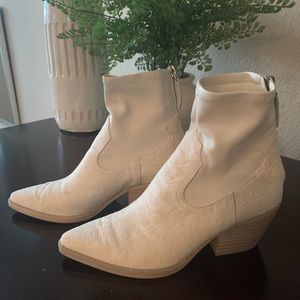 Dolce Vita “Shanta” ankle boots - white 🌺